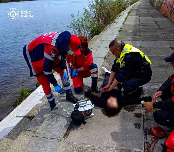 У Києві жінка впала з Пішохідного мосту і потонула: що відомо - 1