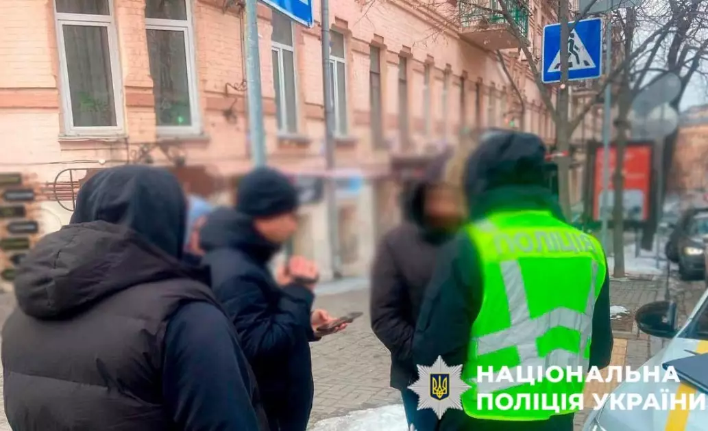 Торгував правом на проживання: у Києві судитимуть посадовця міграційної служби за хабар - 1