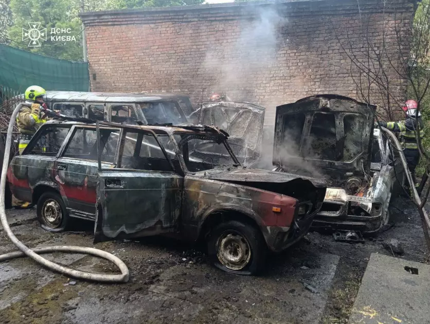 Пожежа на Печерську: у дворі згоріли покинуті авто — що відомо - 1