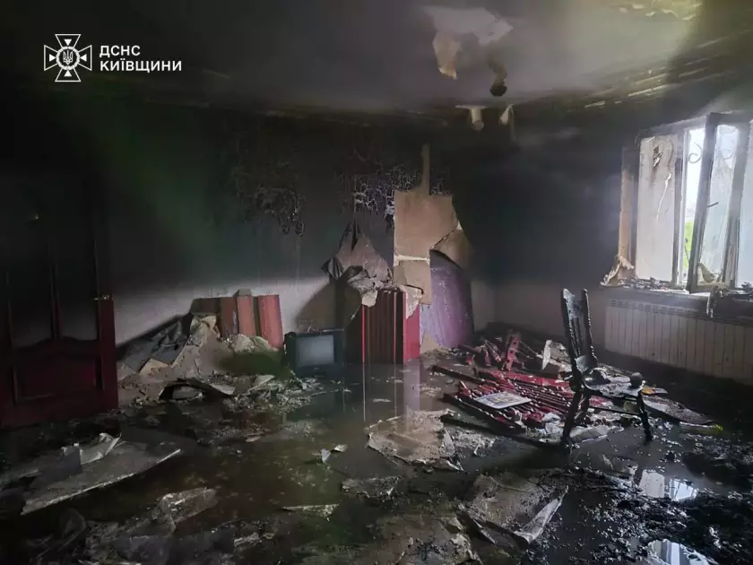 Нічна пожежа на Обухівщині: у Василькові загинув власник приватного будинку - 1