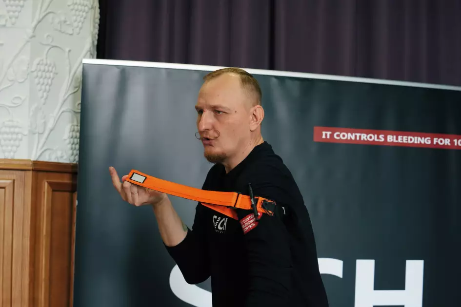 «Ми живемо у війні, маємо навчитися рятувати себе»: журналісти та актори  пройшли тренінг із зупинки масивних кровотеч - 1