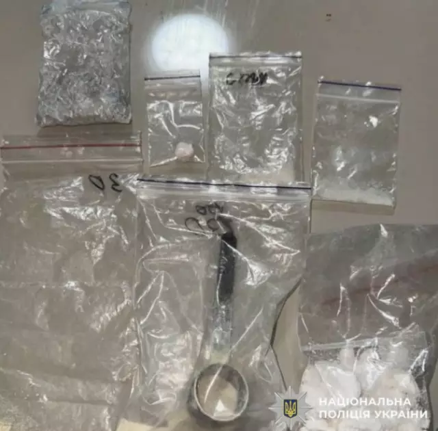 Від лампочки — до криміналу: у Києві судитимуть чоловіка за розповсюдження психотропів поштою - 4