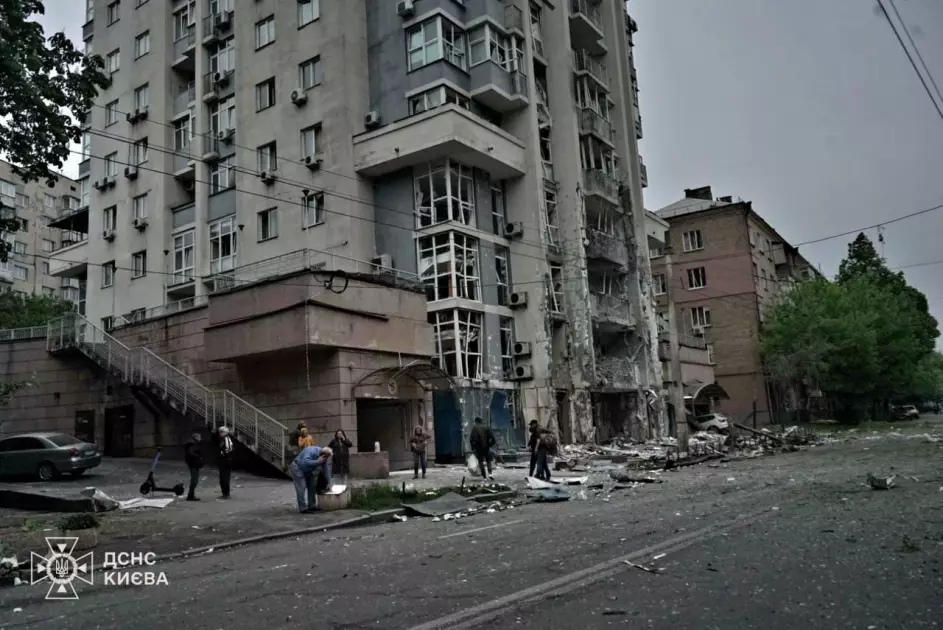 Внаслідок ворожої атаки на Київ постраждали 9 осіб. Руйнування зафіксовані у трьох районах столиці. - 2