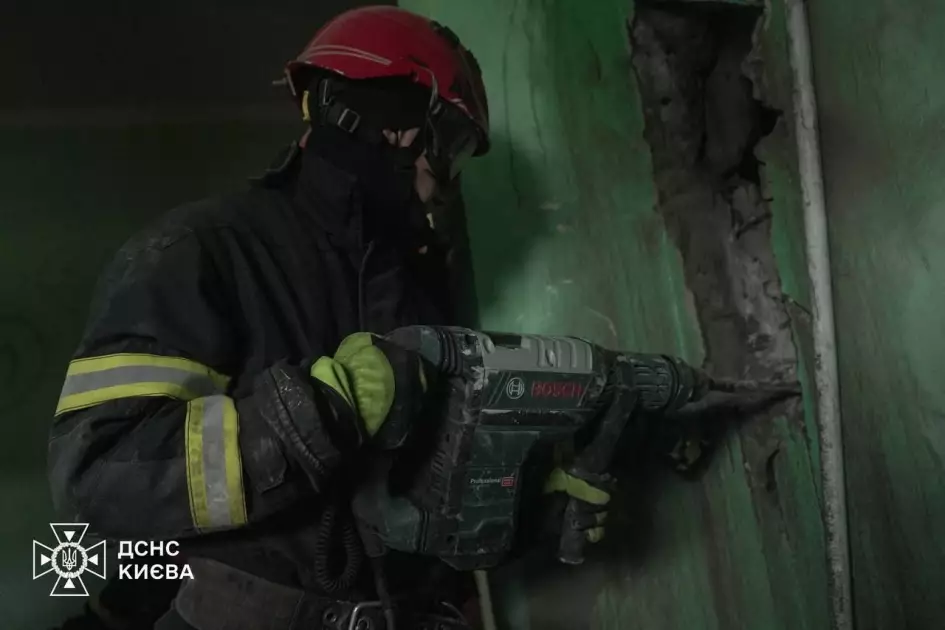 Небезпечна пастка в багатоповерхівці: на Оболоні чоловіка витягли з вентиляційної шахти - 1