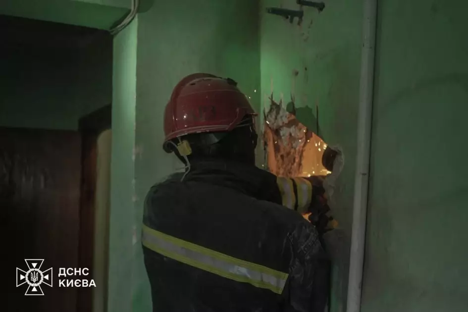 Небезпечна пастка в багатоповерхівці: на Оболоні чоловіка витягли з вентиляційної шахти - 2