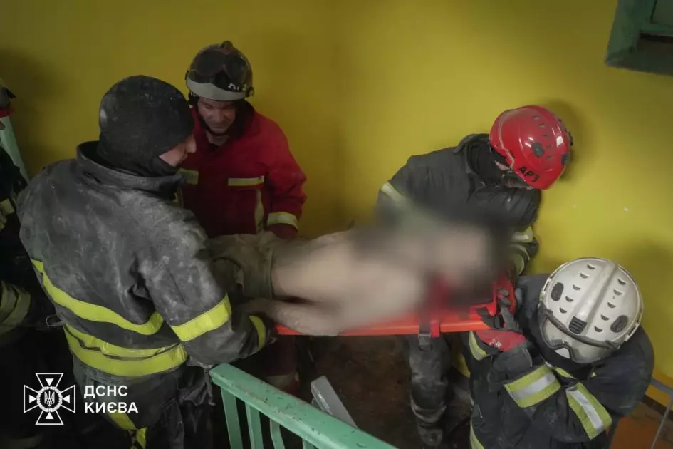Небезпечна пастка в багатоповерхівці: на Оболоні чоловіка витягли з вентиляційної шахти - 3