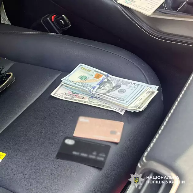 У Києві Нацполіція затримала жінку, яка за 4 тисячі доларів обіцяла зняти військовозобов’язаного з розшуку ТЦК - 3