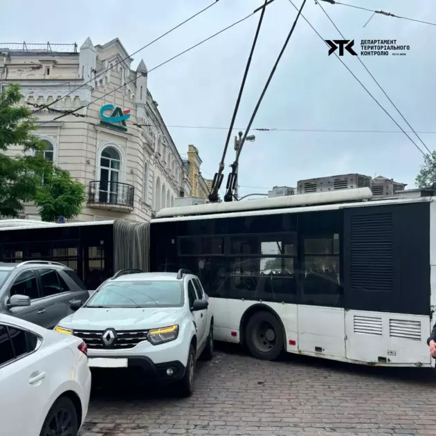Київський колапс: парковка двох авто паралізувала центр Києва – деталі інциденту - 1