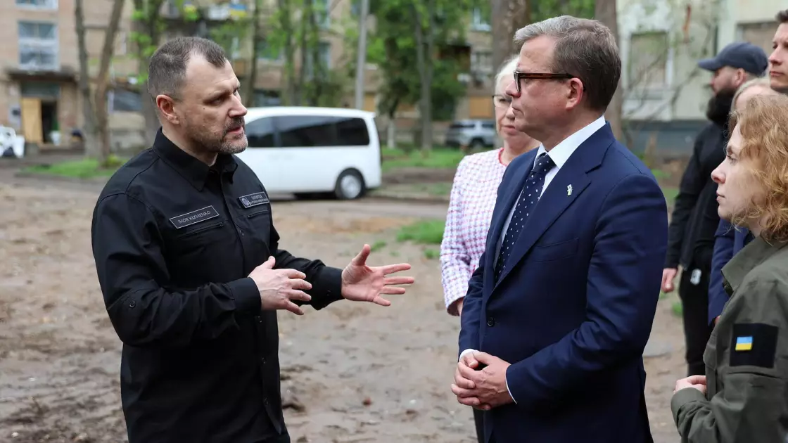 Прем'єр Фінляндії Петтери Орпо в Києві: Візит до місця ракетного удару по Святошинському району - 3