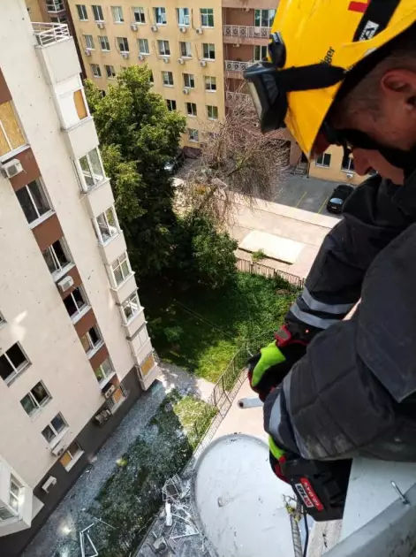 Рятувальники Києва ліквідують наслідки російських атак: демонтаж зруйнованих частин будівель - 3