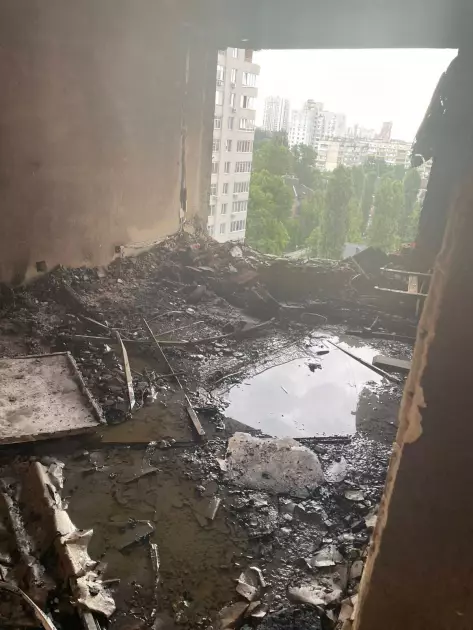 Рятувальники Києва ліквідують наслідки російських атак: демонтаж зруйнованих частин будівель - 2