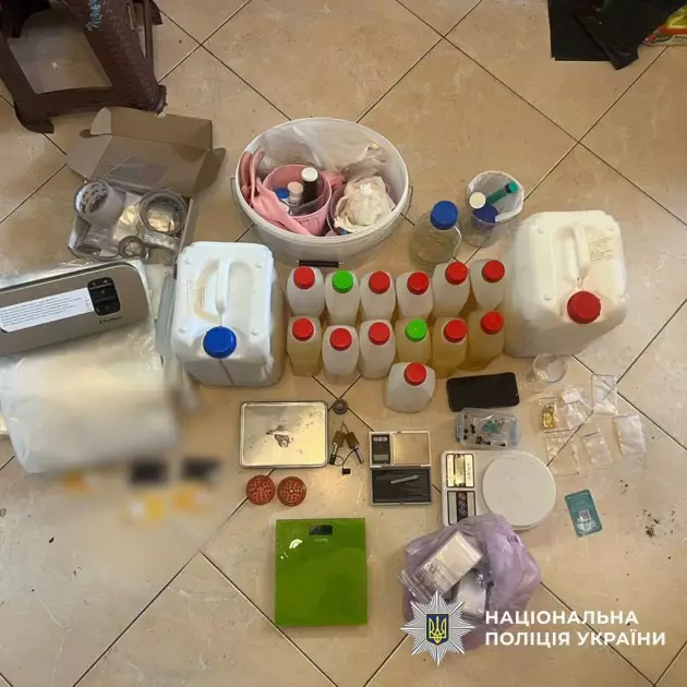 Вибуховий бізнес у Києві: наркоділки зберігали амфетамін поруч із тротилом - 3