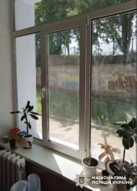 У Києві затримали крадія, який через вікно викрав ноутбук з кабінету вчителя - 1