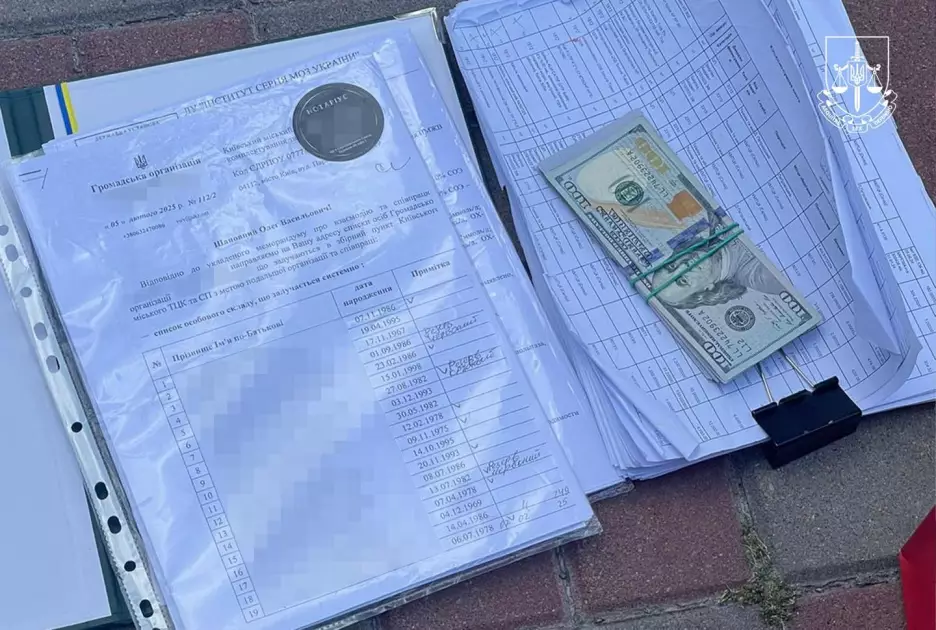 Київський чиновник вимагав хабар $3500 за зняття з розшуку: затримано посадовця ТЦК - 1