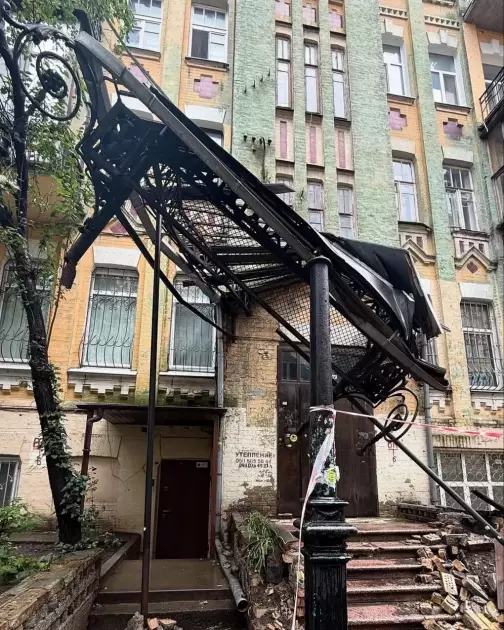 Київ бореться з наслідками негоди: на Лук’янівці знищено історичний дашок, у "Патріотиці" фасад сипався на людей - 1