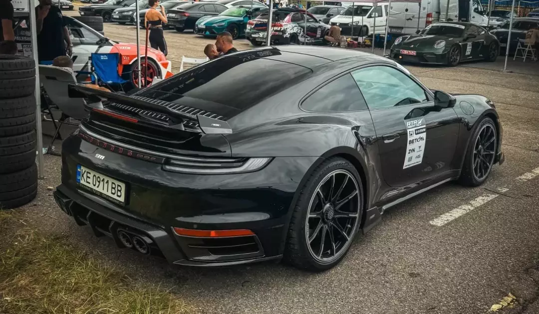 Під Києвом засвітився рідкісний Porsche 911 Turbo S за $500 000 — 900 к.с. та шалена швидкість - 1