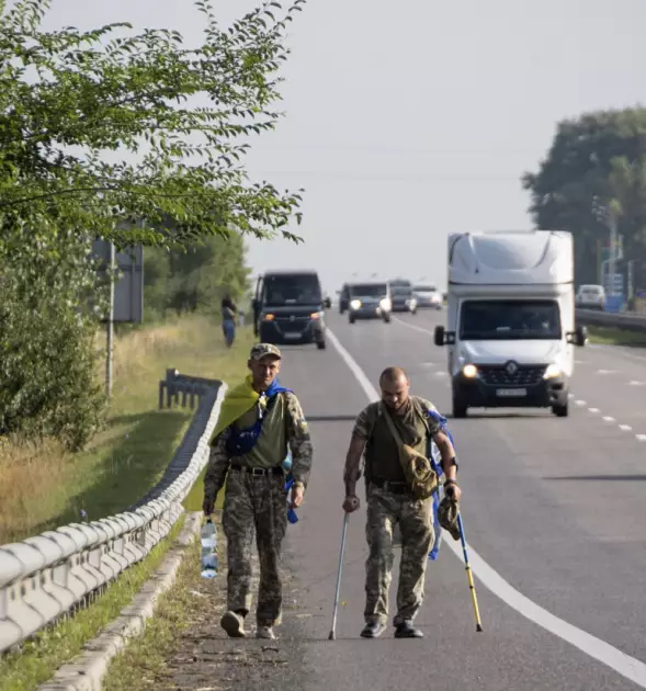 Марш незламності: ветеран на милицях долає шлях Київ–Одеса заради допомоги ЗСУ - 1