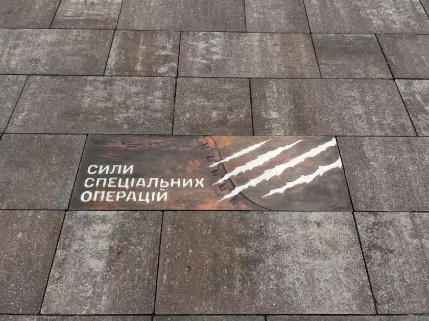 У Києві на Алеї захисників відкрили пам’ятний знак, присвячений бойовим медикам - 1