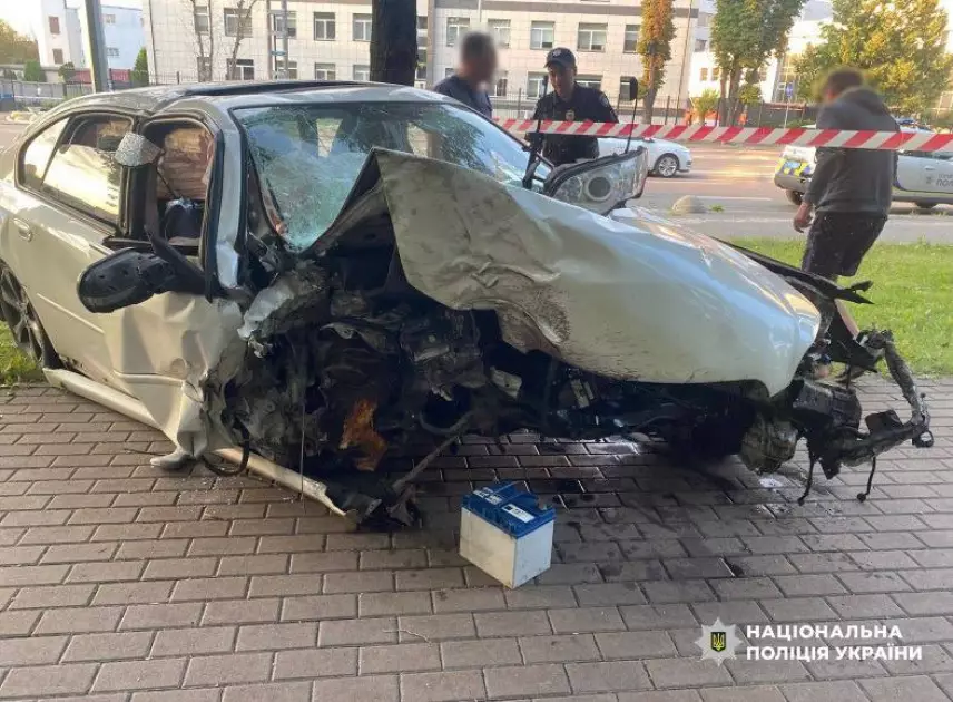 Поліцейські затримали керманича Subaru, який п’яним влетів у Куренівський парк та травмував двох жінок - 1