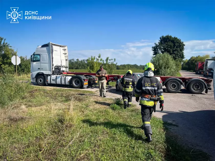 У Білоцерківському районі легковик протаранив вантажівку — постраждали двоє - 1