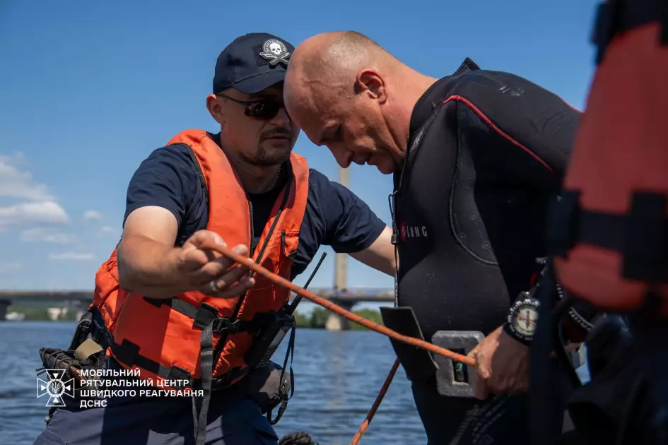 ДСНС перевіряє дно Дніпра після повідомлення про підозрілі уламки - 1