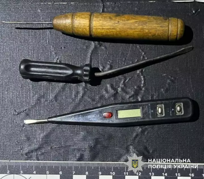 На Оболоні поліція «піймала на гарячому» зловмисника біля банкомату - 2
