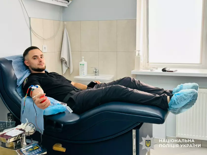 Поліцейські та рятувальники Києва здали кров для маленьких пацієнтів кардіоцентру - 1