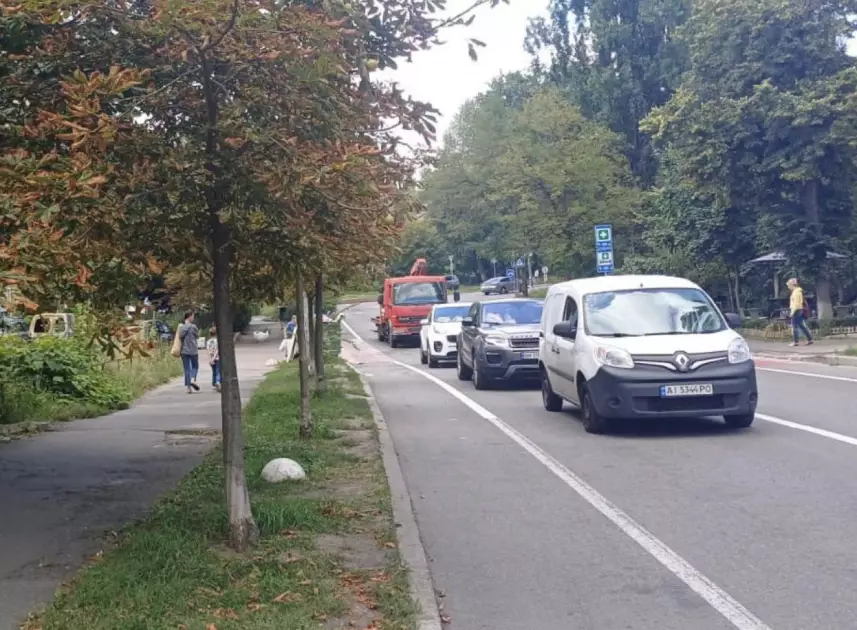 На Підвисоцького евакуювали десятки авто, що перекрили велодоріжку - 1