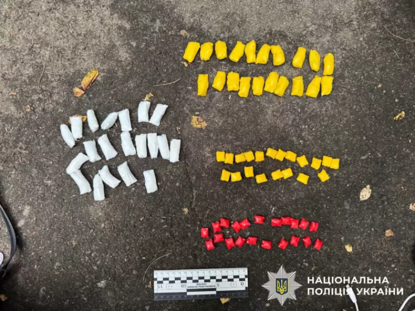 У Голосієві 16-річну дівчину затримали з партією психотропів - 1