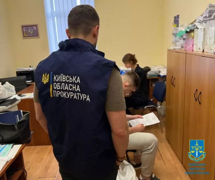 На Київщині затримали чоловіка за спробу дати $24 тис. хабара медичній службовиці - 1