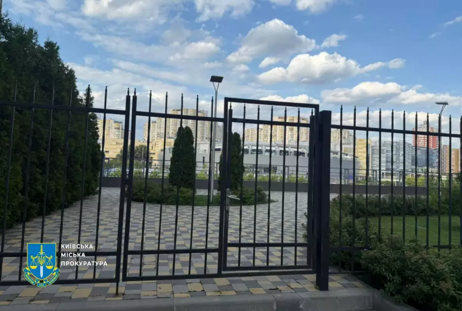 Скандал на Дніпровській набережній: прокуратура вимагає відкрити доступ людям - 1