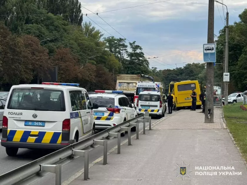 Аварія в Києві: двоє людей постраждали внаслідок зіткнення маршрутки з автобусом - 2