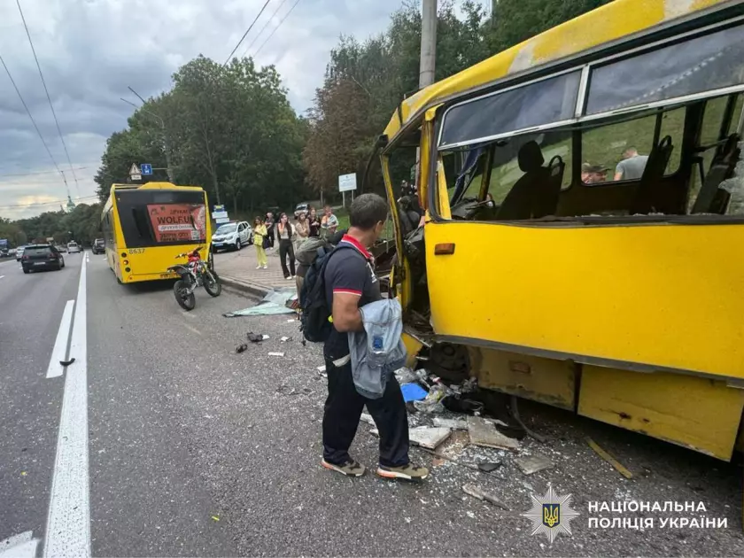 Аварія в Києві: двоє людей постраждали внаслідок зіткнення маршрутки з автобусом - 1