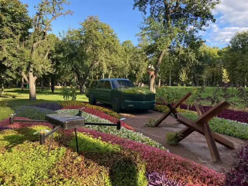 У парку «Відрадний» створили квітник-присвяту українським волонтерам - 3