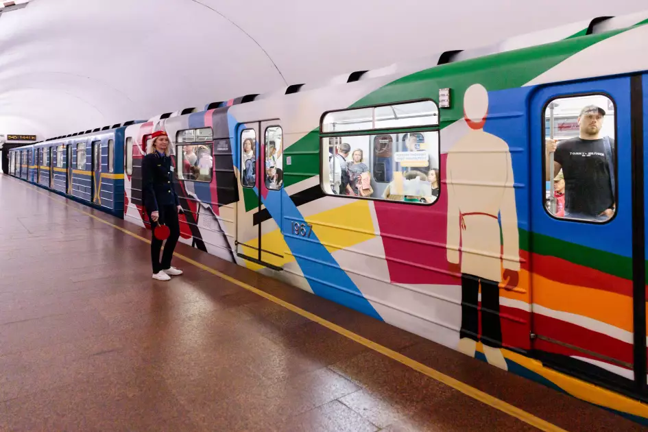 «Це наш Малевич»: у київському метро з’явився артпоїзд, що повертає митцю українську ідентичність - 1