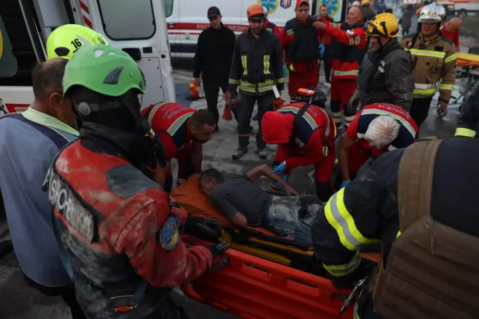 Київ після атаки: кількість поранених зросла до 30, під завалами шукають людей - 2