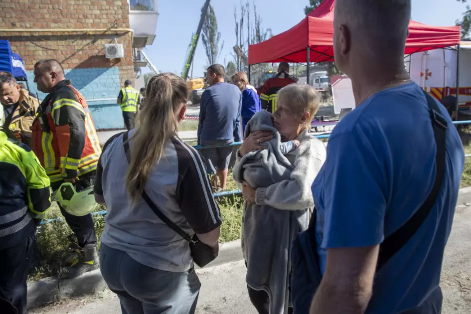 Кличко: У Дарницькому районі триває рятувальна операція після нічної атаки - серед загиблих троє дітей - 1