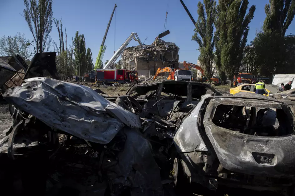 Кличко: У Дарницькому районі триває рятувальна операція після нічної атаки - серед загиблих троє дітей - 3