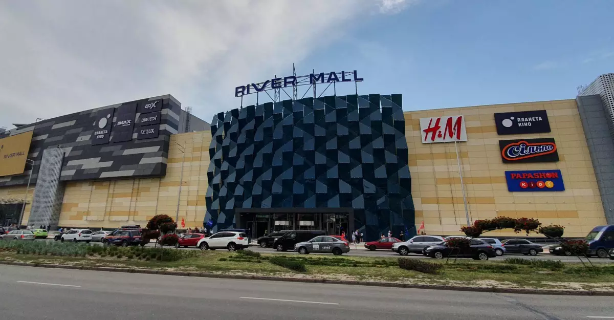 River Mall: головний мегамол Лівого берега з терасою на воду
