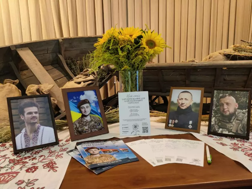 У Києві відкрили пам’ятну таблицю та посадили дуб на честь лейтенанта Дениса Антіпова - 3