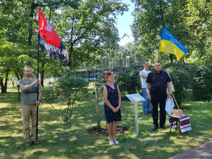 У Києві відкрили пам’ятну таблицю та посадили дуб на честь лейтенанта Дениса Антіпова - 2