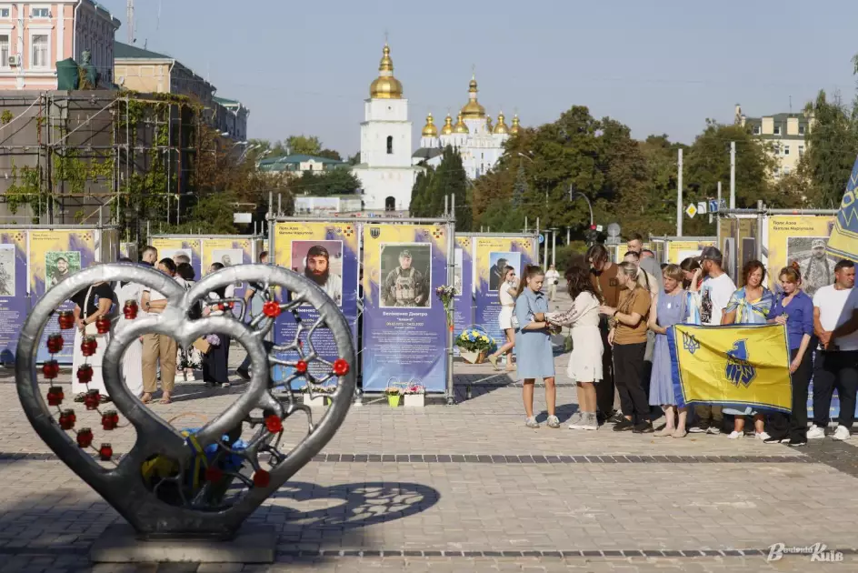 На Софійській площі відкрили виставку «Воїни світла» з портретами полеглих героїв - 1