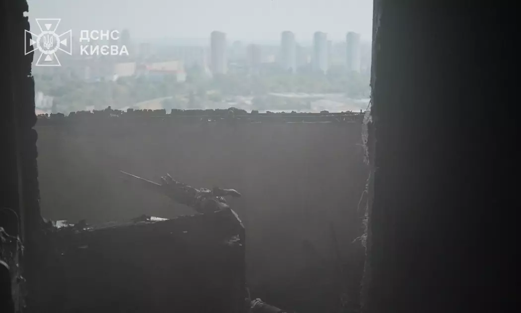 У Києві горіла квартира на 20-му поверсі: рятувальники евакуювали мешканців і врятували тварину - 1