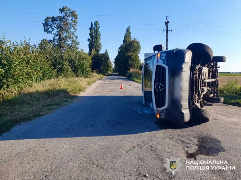 На Білоцерківщині вантажівка перекинулась після зіткнення з Mercedes, водія госпіталізовано - 1