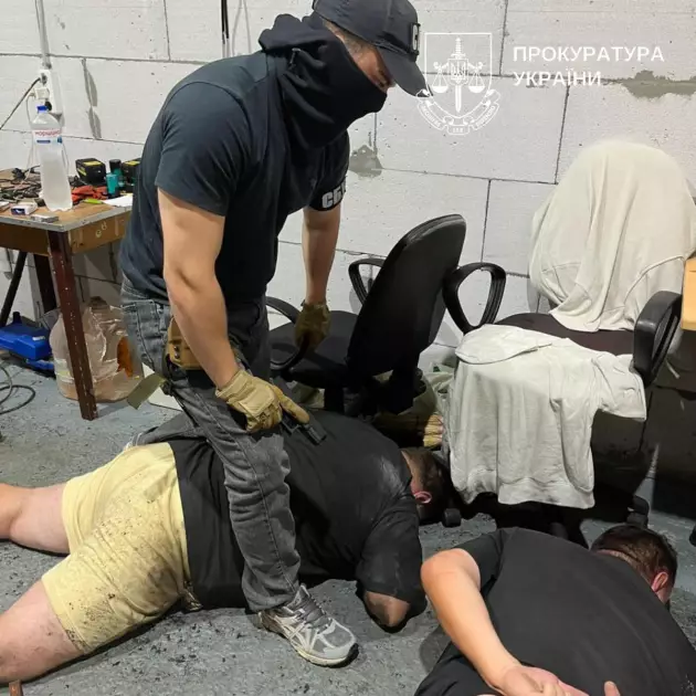 У Києві затримали чоловіка, який вимагав $30 тис. та погрожував підприємцю зброєю - 4