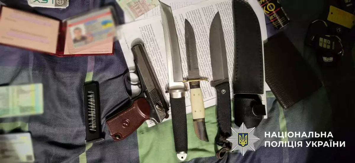 У Києві затримали чоловіка, який вимагав $30 тис. та погрожував підприємцю зброєю - 1