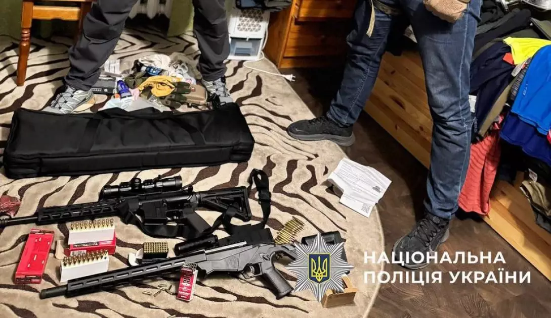 У Києві затримали чоловіка, який вимагав $30 тис. та погрожував підприємцю зброєю - 2