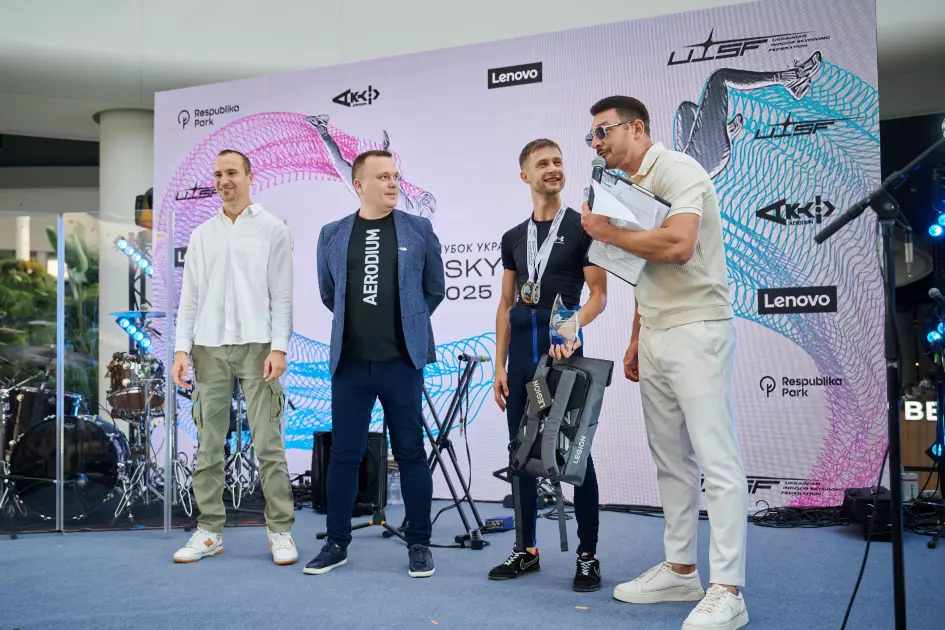 У Києві в ТРЦ Respublika Park вперше відбувся Кубок України з Indoor Skydiving: спортсмени змагалися у фристайлі та акробатиці - 1