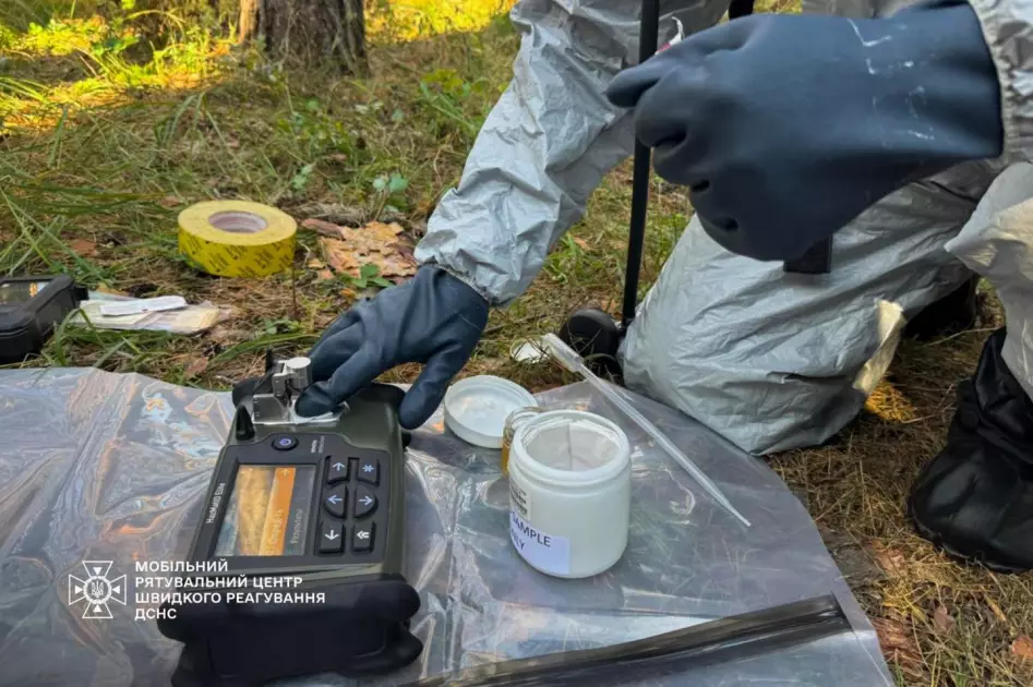 У лісовому масиві Києва виявили два підозрілих бутлі — небезпеки не зафіксовано - 1
