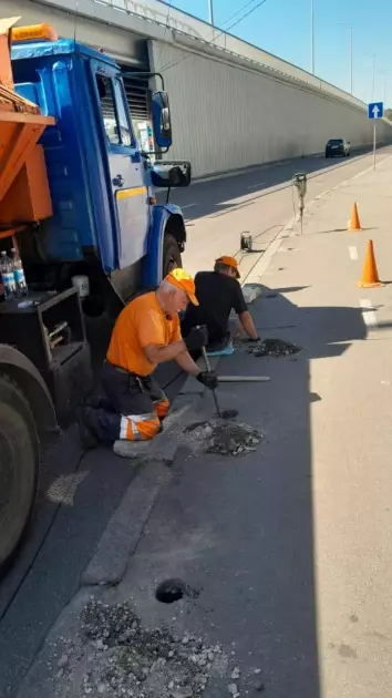 На проспекті Бандери встановили антипаркувальні стовпчики: захист для пішоходів і велосипедистів - 2